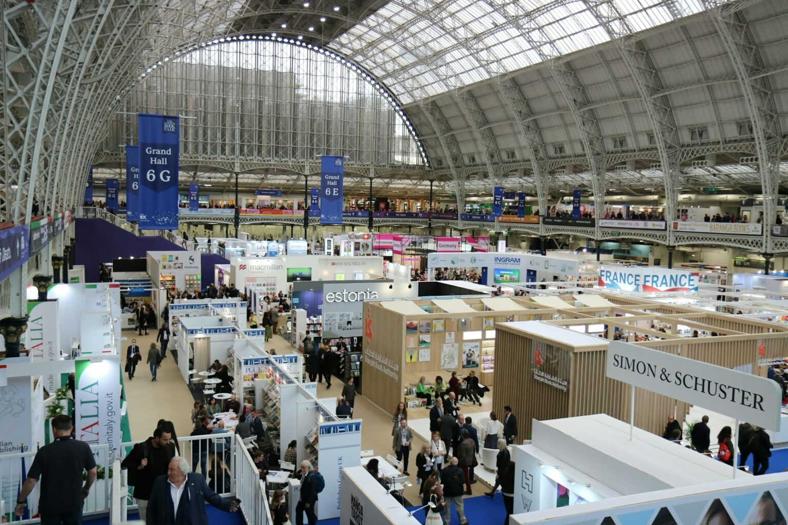 Salon professionnel international, allées et stands