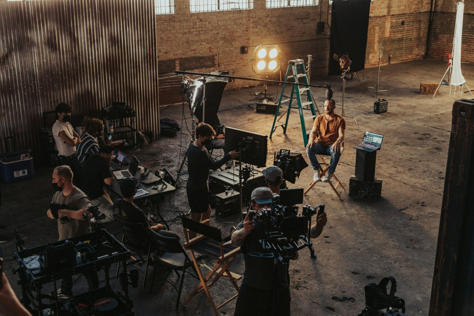 Équipe de tournage autour d’une caméra