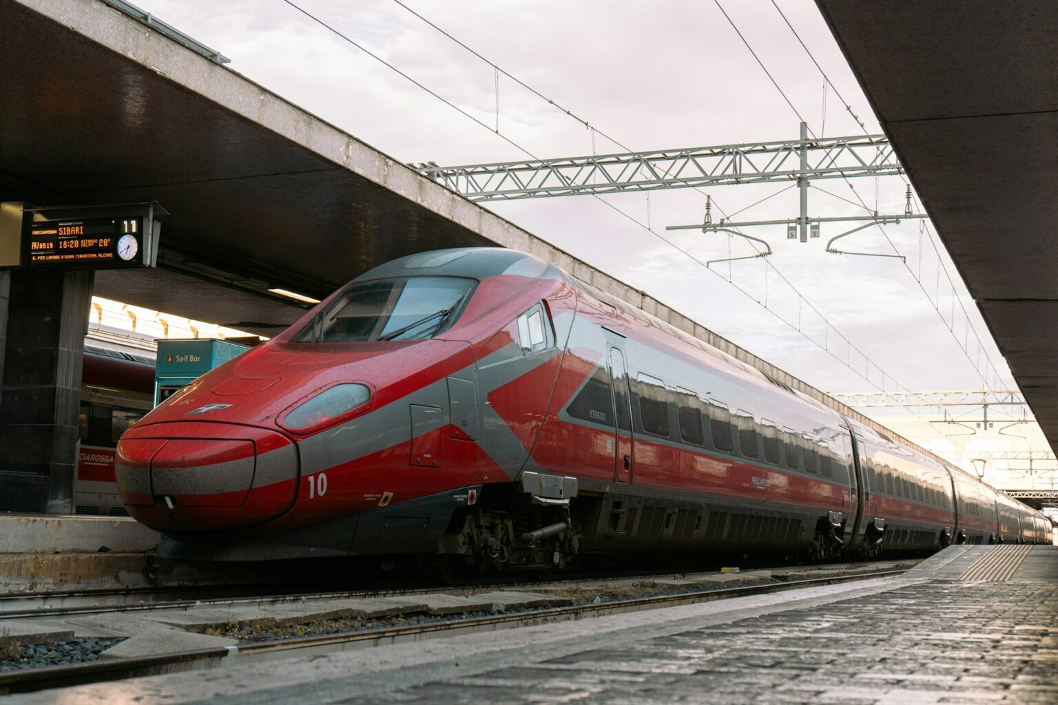 Train à grande vitesse en gare, en Italie