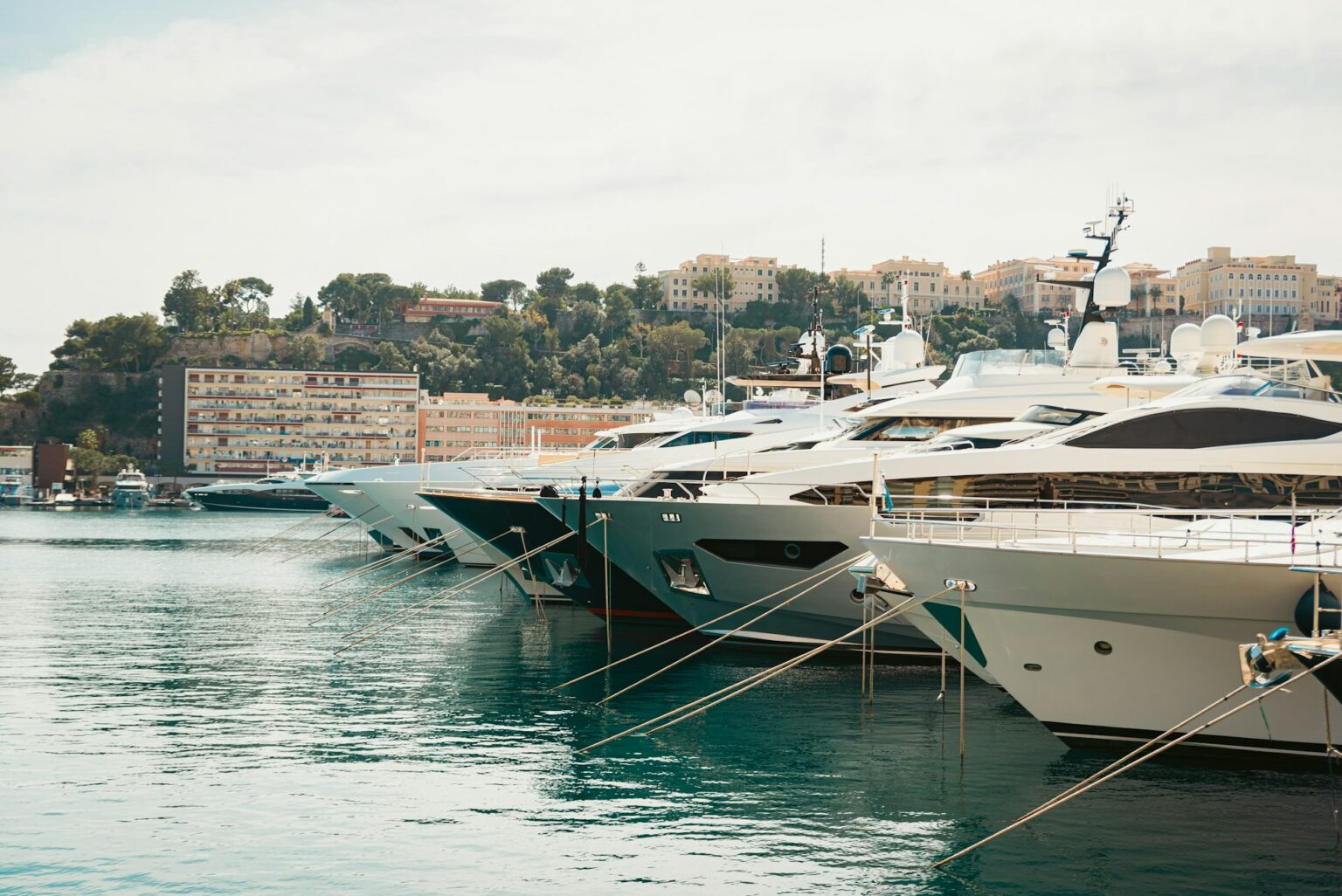 Yachts amarrés dans une marina méditerranéenne
